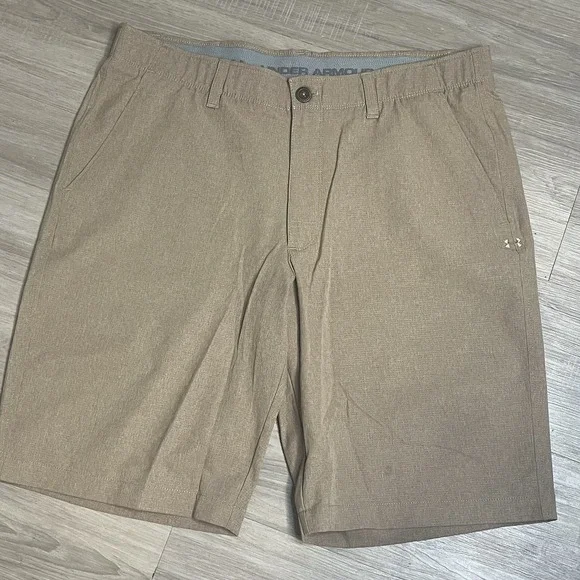 Under Armour UA Match Play Showdown Vented Golf Shorts Beige Mens 36 Performance - Picture 1 of 8